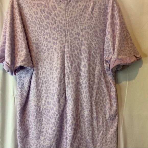 Heimish Women’s Short Sleeve V-Neck Lilac Leopard Print Size Large - Picture 5 of 14